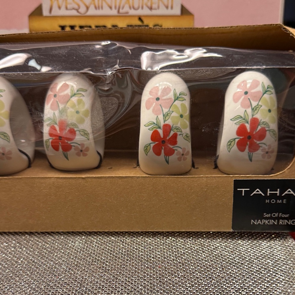 ❣️5|$25❣️Tahari Floral Napkin Rings - Red, Green, White